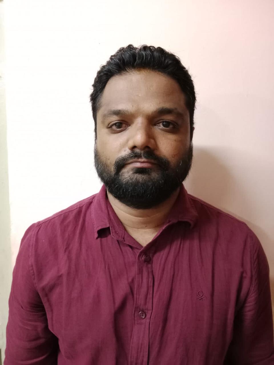 ಮುಖ್ಯಮಂತ್ರಿ ಕಚೇರಿ ಹೆಸರಿನಿಂದ ಪೊಲೀಸ್ ಕಮಿಷನರ್ ಗೆ ನಕಲಿ ಕರೆ ಆರೋಪಿಯನ್ನು ವಶಕ್ಕೆ ಪಡೆದ ಪೊಲೀಸರು: ಕಮಿಷನರ್ ಕಚೇರಿ ಸಿಬ್ಬಂದಿ ಅಮಾನತು? ರಿವಾಲ್ವರ್ ಅಮಾನತು ರದ್ದುಪಡಿಸಲು ಮುಖ್ಯ ಮಂತ್ರಿಗಳ ಆಪ್ತ ಕಾರ್ಯ ದರ್ಶಿ ಹೆಸರಿನಲ್ಲಿ ಮಂಗಳೂರು ಪೊಲೀಸ್ ಕಮಿಷನರ್ ಗೆ ನಕಲಿ ಕರೆ ಮಾಡಿದ ಅಸಲಿ ಕಾಂಗ್ರೆಸ್ ಮುಖಂಡ ನೊಬ್ಬನನ್ನು ವಶಕ್ಕೆ ಪಡೆದಿರುವ ಪೊಲೀ ಸರು, ಮುಚ್ಚಳಿಕೆ ಬರೆ ಯಿಸಿ, ಎಚ್ಚರಿಕೆ ನೀಡಿ ಕಳುಹಿಸಿ ಕೊಟ್ಟಿದ್ದಾರೆ. ಕಾಂಗ್ರೆಸ್ ಪಕ್ಷದ ಕಾರ್ಮಿಕ ವಿಭಾಗದ ಇಂಟಕ್ ಸಂಘಟನೆಯ ಸ್ವಯಂಘೋಷಿತ ನಾಯಕನೊಬ್ಬ ಈ ಪ್ರಕರಣದ ಆರೋಪಿ ಯಾಗಿ ಗುರುತಿಸಲ್ಪ ಟ್ಟಿದ್ದಾನೆ. ಪೊಲೀಸರ ಮೇಲೆ ಹಲ್ಲೆ ನಡೆಸಿದ ಪ್ರಕರಣಕ್ಕೆ ಸಂಬಂಧಿಸಿದಂತೆ ಇದೇ ಆರೋಪಿಯನ್ನು ಹಿಂದೊಮ್ಮೆ ಉರ್ವ ಠಾಣೆಯ ಇನ್ಸ್ಪೆಕ್ಟರ್ ಭಾರತಿ ಬಂಧಿಸಿ ಜೈಲಿಗೆ ತಳ್ಳಿದರು. ಈ ವೇಳೆ ಈತ ಹೊಂದಿದ್ದ ರಿವಾಲ್ವರ್ ಪರವಾನಿಗೆಯನ್ನು ಅಮಾನತುನಲ್ಲಿರಿಸ ಲಾಗಿತ್ತು. ಪೊಲೀಸರು ದಾಖಲಿಸಿ ಕೊಂಡಿದ್ದ ಈ ಪ್ರಕರಣ ಹೈಕೋರ್ಟ್ ನಲ್ಲಿ ರದ್ದುಗೊಂಡಿತ್ತು. ಈ ಆದೇಶವನ್ನು ಮುಂದಿ ರಿಸಿ ತನ್ನ ರಿವಾಲ್ವರ್ ಲೈಸೆನ್ಸ್ ಅಮಾನತನ್ನು ರದ್ದುಪಡಿಸಬೇಕೆಂದು ಆರೋಪಿ ಪೊಲೀಸರ ಮೇಲೆ ಸತತ ಒತ್ತಡ ಹೇರುತ್ತಿದ್ದ. ಹಲವು ಕಾಂಗ್ರೆಸ್ ಮುಖಂಡರ ಪ್ರಭಾವವನ್ನು ಬಳಸಿ ಕೊಂಡಿದ್ದ. ಆದರೆ ದಿಟ್ಟ ಪೊಲೀಸ್ ಕಮಿಷನರ್ ಇದಕ್ಕೆ ಕ್ಯಾರೆ ಅಂದಿರ ಲಿಲ್ಲ. ಇದಕ್ಕಾಗಿ ತನ್ನ ಕ್ರಿಮಿ ನಲ್ ಬುದ್ಧಿಯನ್ನು ಪ್ರಯೋಗಿಸಿದ ಆರೋಪಿ, ಕಳೆದ ವಾರ ಮುಖ್ಯಮಂತ್ರಿಗಳ ಆಪ್ತ ಕಾರ್ಯದರ್ಶಿಯ ಹೆಸರಿ ನಲ್ಲಿ ಪೊಲೀಸ್ ಕಮಿಷ ನರಿಗೆ ಅನಾಮದೇಯ ವ್ಯಕ್ತಿಯಿಂದ ಕರೆ ಮಾಡಿಸಿ ರಿವಾಲ್ವರ್ ಅಮಾನತನ್ನು ರದ್ದು ಗೊಳಿಸುವಂತೆ ಸೂಚಿ ಸಿದ್ದ. ಇದರಿಂದ ಸಂಶಯಗೊಂಡ ಪೊಲೀಸ್ ಕಮಿಷನರ್ ಅನುಪಮ ಅಗರ್ವಾಲ್ ಮುಖ್ಯಮಂತ್ರಿಗಳ ಕಚೇರಿಯಲ್ಲಿ ವಿಚಾರಿಸಿ ದಾಗ ಅಂತಹ ಯಾವುದೇ ಕರೆ ಮಾಡದೇ ಇರುವುದು ದೃಢಪಟ್ಟಿತ್ತು ತಕ್ಷಣ ಆರೋಪಿಯನ್ನು ಸಿಸಿಬಿ ಪೊಲೀಸರು ವಶಕ್ಕೆ ಪಡೆದುಕೊಂಡಿ ದ್ದರು. ಒಂದು ಇಡೀ ದಿನ ಪೊಲೀಸ್ ಠಾಣೆಯಲ್ಲಿ ಕುಳ್ಳಿರಿಸಿ, ಮುಚ್ಚಳಿಕೆ ಬರೆಯಿಸಿ, ಎಚ್ಚರಿಕೆ ನೀಡಿ ಕಳುಹಿಸಿಕೊಟ್ಟಿ ದ್ದಾರೆ. ಆರೋಪಿಯನ್ನು ಪೊಲೀಸರು ವಶಕ್ಕೆ ತೆಗೆದುಕೊಂಡ ಬೆನ್ನಲ್ಲೇ ವಿಧಾನ ಪರಿಷತ್ ಸದಸ್ಯರೊಬ್ಬರು ಪೊಲೀಸ್ ಕಮಿಷನರ್ ರ ಮೇಲೆ ಒತ್ತಡ ಹೇರಲು ಪ್ರಯತ್ನಿಸಿದ್ದರು ಎಂದು ತಿಳಿದುಬಂದಿದೆ. .............. ಗನ್ ಲೈಸನ್ಸ್ ವಿಭಾಗದ ಸಿಬ್ಬಂದಿ ಅಮಾನತು .................. ಇದೇ ವೇಳೆ ನಡೆದ ಅನಿರೀಕ್ಷಿತ ಬೆಳವಣಿಗೆ ಯೊಂದರಲ್ಲಿ ಮಂಗ ಳೂರು ಪೊಲೀಸ್ ಕಮಿ ಷನರ್ ಕಚೇರಿಯ ಗನ್ ಲೈಸನ್ ವಿಭಾಗದಲ್ಲಿ ಕಾರ್ಯ ನಿರ್ವಹಿಸುತ್ತಿದ್ದ ಸಿಬ್ಬಂದಿಯನ್ನು ಅಮಾ ನತುಗೊಳಿಸಿ ಪೊಲೀಸ್ ಕಮಿಷನರ್ ಆದೇಶ ಹೊರಡಿಸಿದ್ದಾರೆ. ಮುಖ್ಯಮಂತ್ರಿಗಳ ಆಪ್ತ ಕಾರ್ಯದರ್ಶಿ ಹೆಸರಿನಲ್ಲಿ ಕರೆ ಮಾಡಿದ್ದ ಆರೋಪಿ ಯೊಂದಿಗೆ ಕಚೇರಿ ಸಿಬ್ಬಂದಿ ಶಾಮಿಲಾಗಿ ರುವ ಹಿನ್ನೆಲೆಯಲ್ಲಿ ಈ ಅಮಾನತು ನಡೆದಿದೆ ಎಂದು ಪೊಲೀಸ್ ಮೂಲಗಳು ತಿಳಿಸಿವೆ. ಈತನ ಮೇಲೆ ಹಿಂದೆ ಮಂಗಳೂರಿನ ಬರ್ಕೆ ಠಾಣ ವ್ಯಾಪ್ತಿಯಲ್ಲಿ ಕಾಲೇಜ್ ವಿದ್ಯಾರ್ಥಿಗಳಿಗೆ ಡ್ರಗ್ಸ್ ಪೂರೈಸುತ್ತಿರುವ ಸಮಯ ರೆಡ್ ಹ್ಯಾಂಡ್ ಆಗಿ ಪೊಲೀಸರ ಕೈಗೆ ಸಿಕ್ಕಿಬಿದ್ದು ಪ್ರಕರಣ ದಾಖಲಾಗಿ ಈತನನ್ನು ಜೈಲಿಗೆ ಕಳಿಸಲಾಗಿತ್ತು. ನಕಲಿ ಕರೆ ಮಾಡಿಸಿದ್ದ ಆರೋಪಿ ಮಂಗಳೂರು ಪರಿಸರದಲ್ಲಿ ವೇಶ್ಯಾ ವಾಟಿಕೆ ದಲ್ಲಾಳಿಯಾಗಿ ಗುರುತಿಸಿಕೊಂಡಿದ್ದಾನೆ. ಪೊಲೀಸರ ಮೇಲೆ ಹಲ್ಲೆ ನಡೆಸಲು ಹೋಗಿ ಈ ಹಿಂದೆ ದಕ್ಷ ಪೊಲೀಸ್ ಅಧಿಕಾರಿ ಭಾರತೀ ಯವರಿಂದ ಕಪಾಳ ಮೋಕ್ಷಕ್ಕೆ ಒಳಗಾಗಿದ್ದ. ಅವರ ಅಮಾನತಿಗೂ ಈತ ಪ್ರಯತ್ನಿಸಿದ್ದ. ಹಲವು ಕ್ರಿಮಿನಲ್ ಪ್ರಕರಣಗಳಲ್ಲಿ ಒಳ ಗೊಂಡಿರುವ ಈತನ ರಿವಾಲ್ವರ್ ಲೈಸೆನ್ಸ್ ಅನ್ನು ಶಾಶ್ವತವಾಗಿ ರದ್ದು ಪಡಿಸಬೇಕೆಂದು ರಾಜ್ಯ ಗೃಹ ಮಂತ್ರಿಗಳಿಗೆ ಮತ್ತು ಗೃಹ ಕಾರ್ಯದರ್ಶಿಗಳಿಗೆ ಪತ್ರ ಬರೆದು ಒತ್ತಾಯಿ ಸಲು ಕಾಂಗ್ರೆಸ್ ಕಾರ್ಯ ಕರ್ತರ ನಿಯೋಗವನ್ನು ನಿರ್ಧರಿಸಿದೆ. ಇದೇ ವೇಳೆ ಈ ನಕಲಿ ಕಾಂಗ್ರೆಸ್ ಮುಖಂಡನಿಗೆ ಬೆಂಬಲವಾಗಿ ನಿಂತಿರುವ ವಿಧಾನಪರಿಷತ್ ಸದಸ್ಯರ ವಿರುದ್ಧ ವ್ಯಾಪಕ ಆಕ್ರೋಶ ವ್ಯಕ್ತವಾಗಿದೆ. ಈ ನಕಲಿ ಕಾಂಗ್ರೆಸ್ ಮುಖಂಡನ ಕುರಿತು, ಕೆಲವೇ ದಿನಗಳ ಹಿಂದೆ "ಚೋರ ಗುರು- ಚಂಡಾಳ ಶಿಷ್ಯ' ಎಂಬ ಹೆಸರಿನಲ್ಲಿ ಸಾಮಾಜಿಕ ಜಾಲತಾಣದಲ್ಲಿ ವರದಿ ಯೊಂದು ಹರಿದಾಡಿತ್ತು. ಟಾಡ ಕಾಯಿದೆಯಡಿ ಕರ್ನಾಟಕ ರಾಜ್ಯದಲ್ಲಿ ಮೊದಲ ಬಾರಿಗೆ ಬಂಧನಕೊಳಗಾಗಿದ್ದ ಕುಖ್ಯಾತ ರೌಡಿ ಒಬ್ಬನಿಗೆ ರಿವಾಲ್ವರ್ ಪರವಾನಿಗೆ ದೊರಕಿಸಿ ಕೊಡಲು ಪ್ರಯತ್ನಿಸಿರುವ ಕುರಿ ತಂತೆ ರಾಜ್ಯ ಪೊಲೀಸ್ ವರಿಷ್ಠಾಧಿಕಾರಿಗಳ ಗಮನ ಸೆಳೆಯಲಾಗಿತ್ತು. ಇದೇ "ಚೋರ ಗುರು- ಚಂಡಾಲ ಶಿಷ್ಯ"ರ ಜೋಡಿ ದಕ್ಷ ಪೊಲೀಸ್ ಅಧಿಕಾರಿಗಳಾದ ಭಾರ ತೀ ಹಾಗೂ ಕದ್ರಿ ಠಾಣೆಯ ಇನ್ಸ್ಪೆಕ್ಟರ್ ಸೋಮಶೇಖರ್ ಅಮಾನತ್ತಿಗೆ ಇನ್ನಿಲ್ಲದ ಪ್ರಯತ್ನ ನಡೆಸುತ್ತಿ ರುವುದು ಸಾಮಾಜಿಕ ಜಾಲತಾಣಗಳಲ್ಲಿ ಸುದ್ದಿಯಾಗಿತ್ತು.